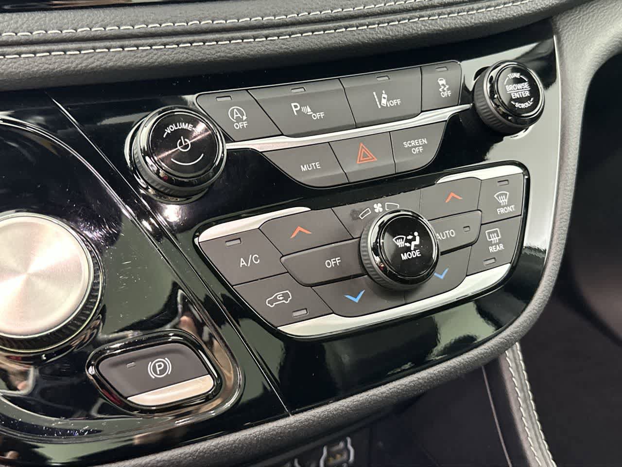 Used 2025 Chrysler Pacifica Limited FWD image 25
