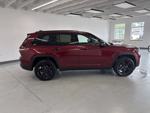 Used 2023 Jeep Grand Cherokee Altitude AWD/4WD image 16
