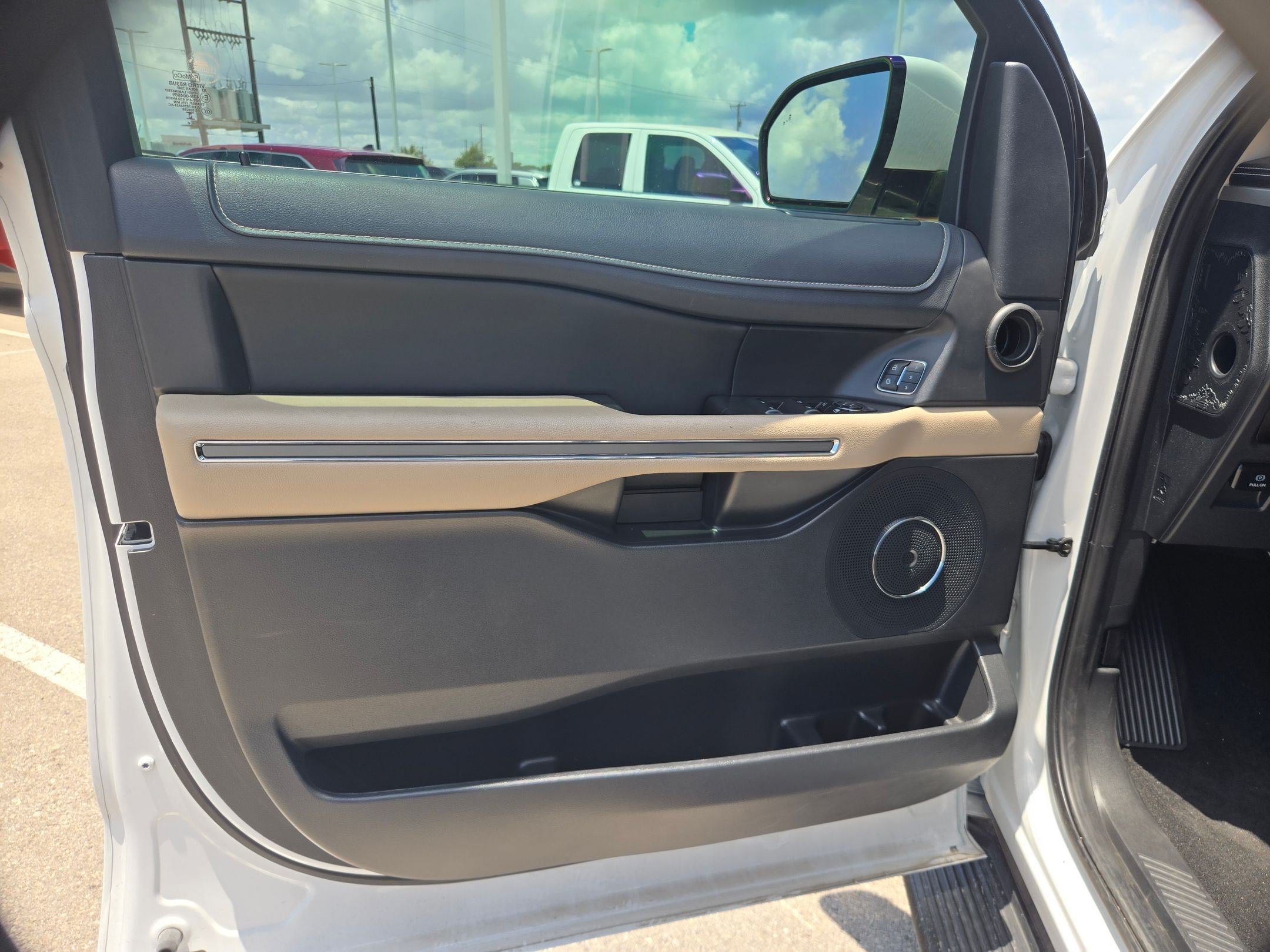 Used 2024 Ford Expedition XLT RWD image 12