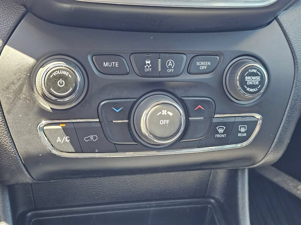 Used 2021 Jeep Cherokee Latitude Plus AWD/4WD image 15