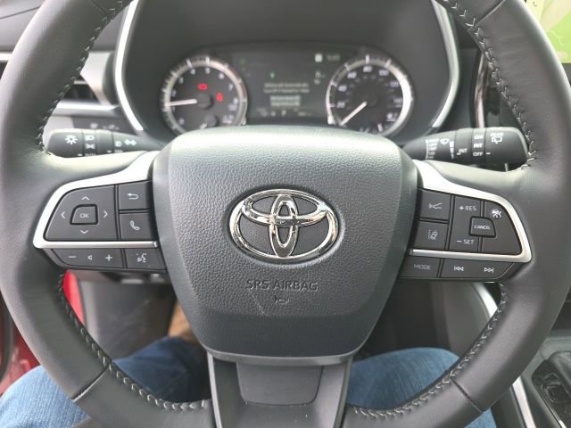 Used 2026 Toyota Highlander XLE image 8