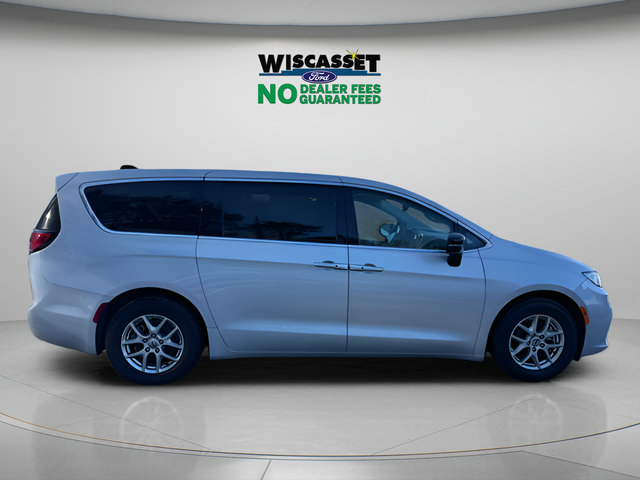 Used 2024 Chrysler Pacifica Touring-L FWD image 5