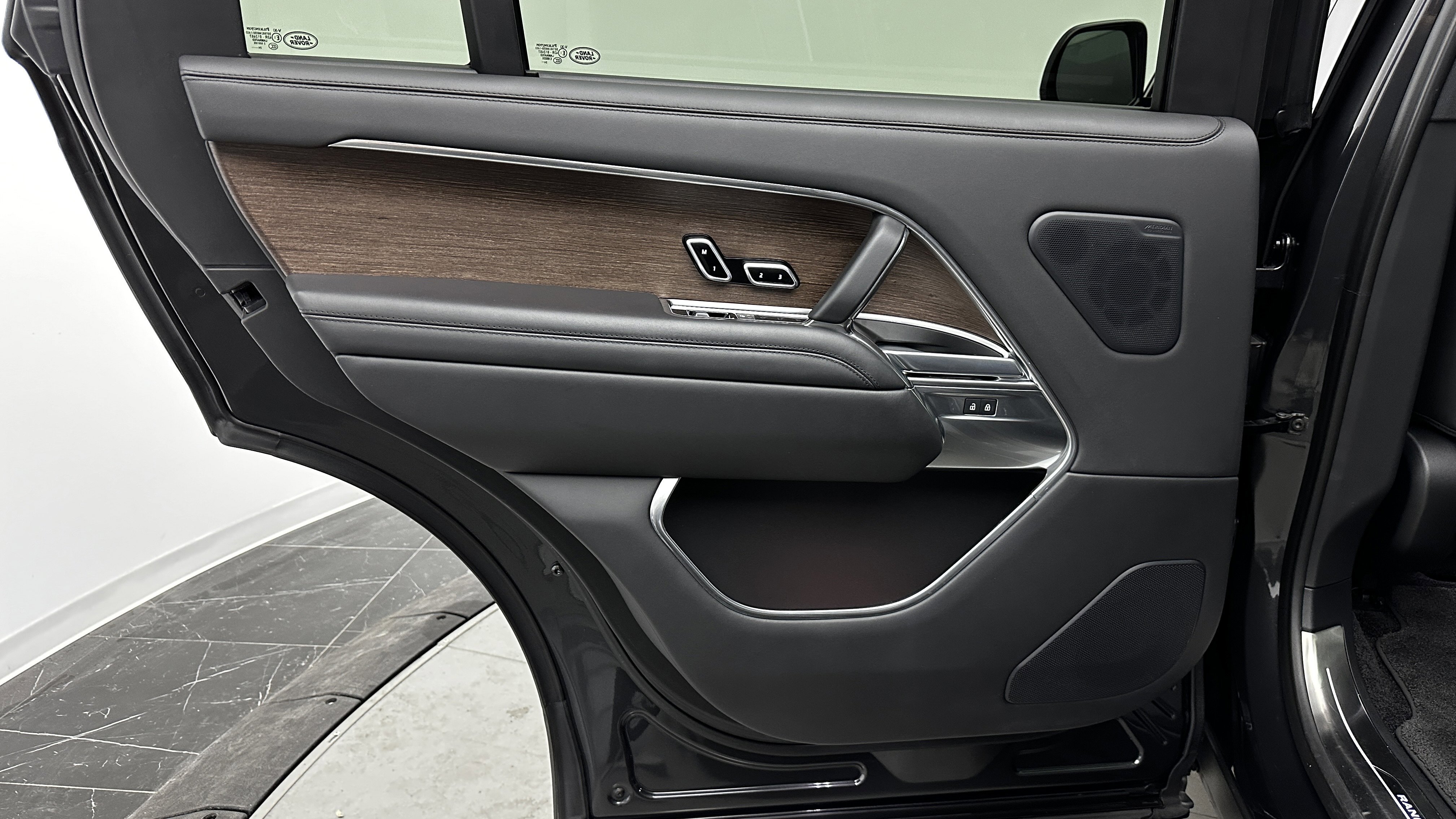 Used 2025 Land Rover Range Rover Long Wheelbase SE image 30