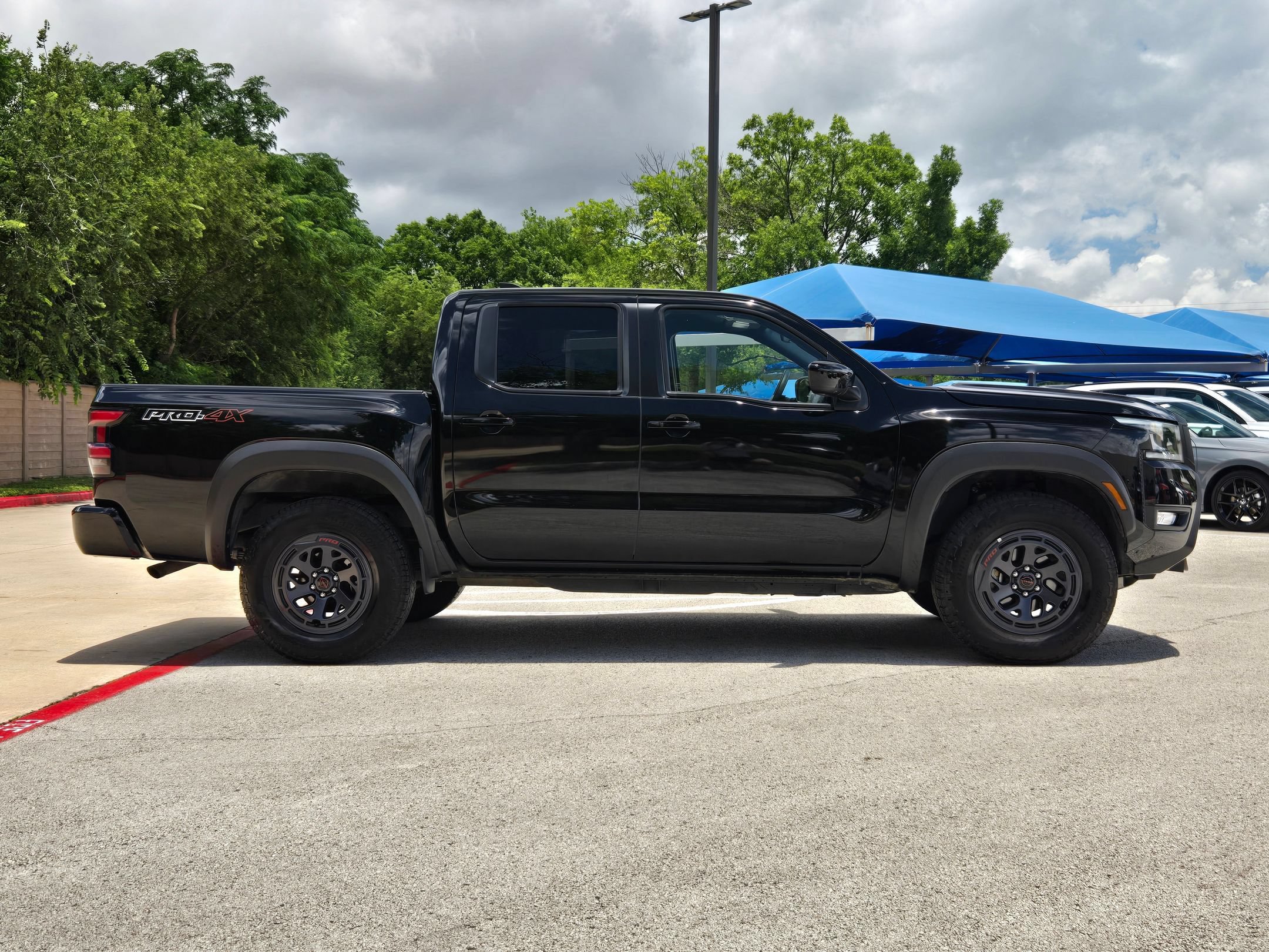 Used 2026 Nissan Frontier PRO-4X AWD/4WD image 2