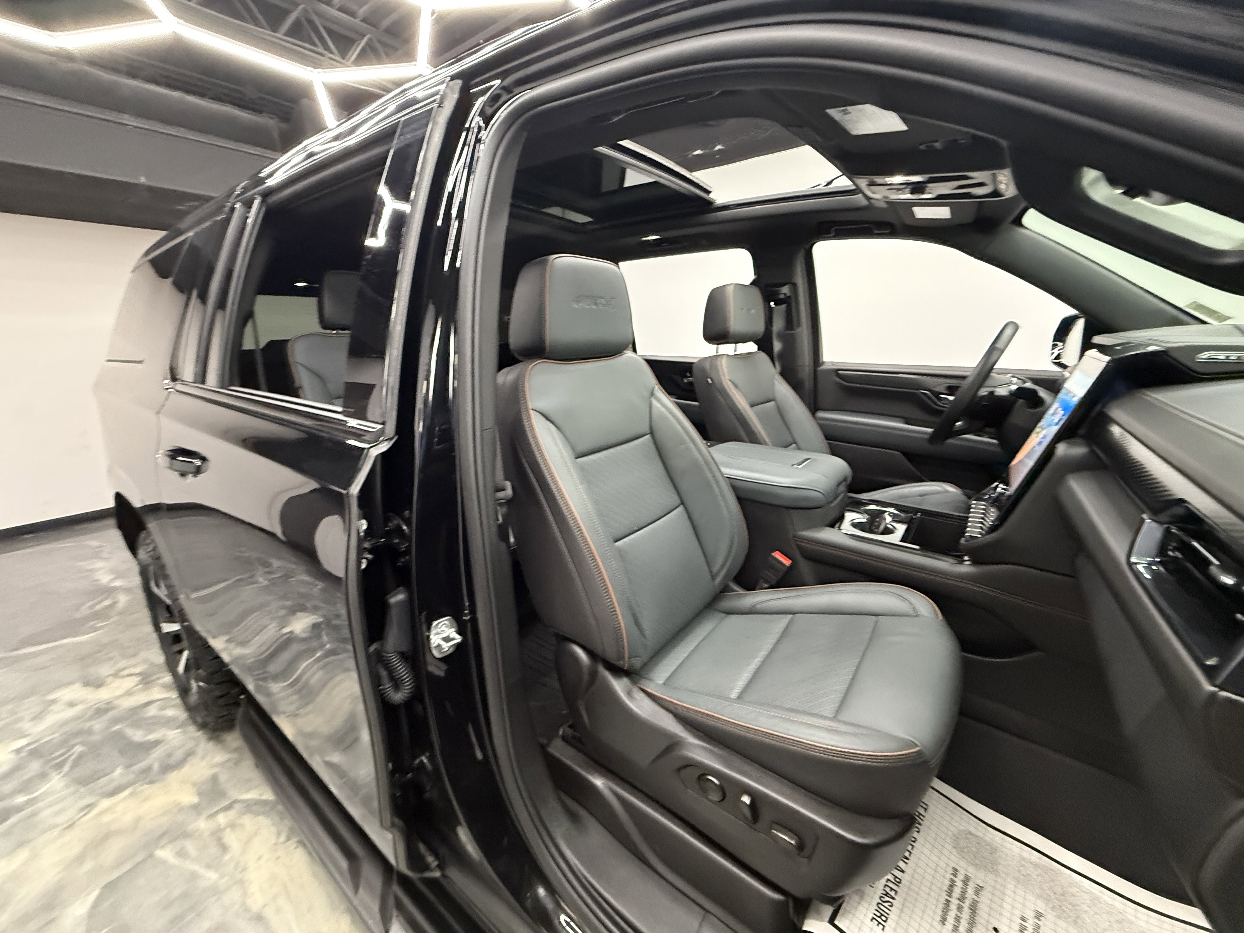 Used 2025 GMC Yukon XL AT4 image 25