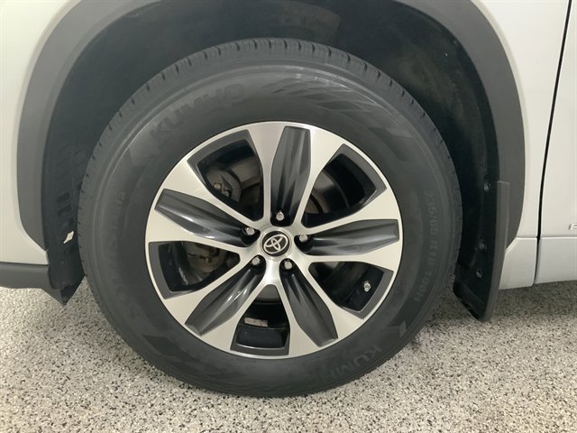 Used 2022 Toyota Highlander XLE AWD/4WD image 11