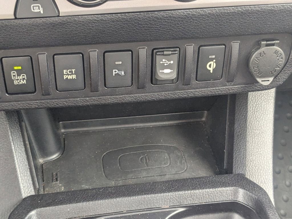 Used 2016 Toyota Tacoma Limited w/ Towing Package image 24