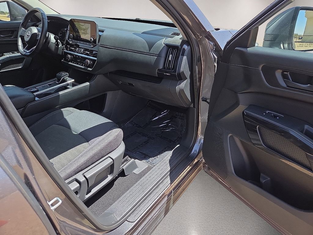 Used 2025 Nissan Pathfinder SV AWD/4WD image 10