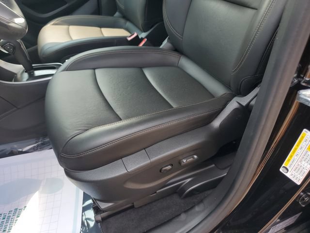Used 2022 Chevrolet Trax LT w/ Premium Seat Package AWD/4WD image 19
