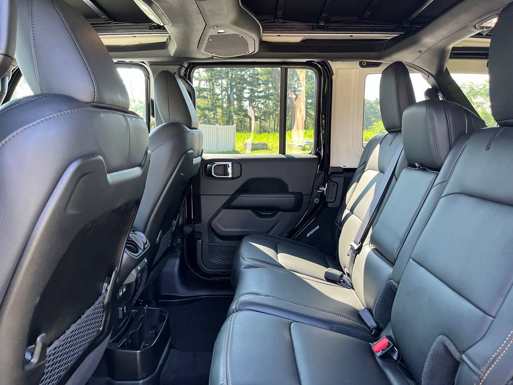 Used 2025 Jeep Wrangler Unlimited Sahara AWD/4WD image 19