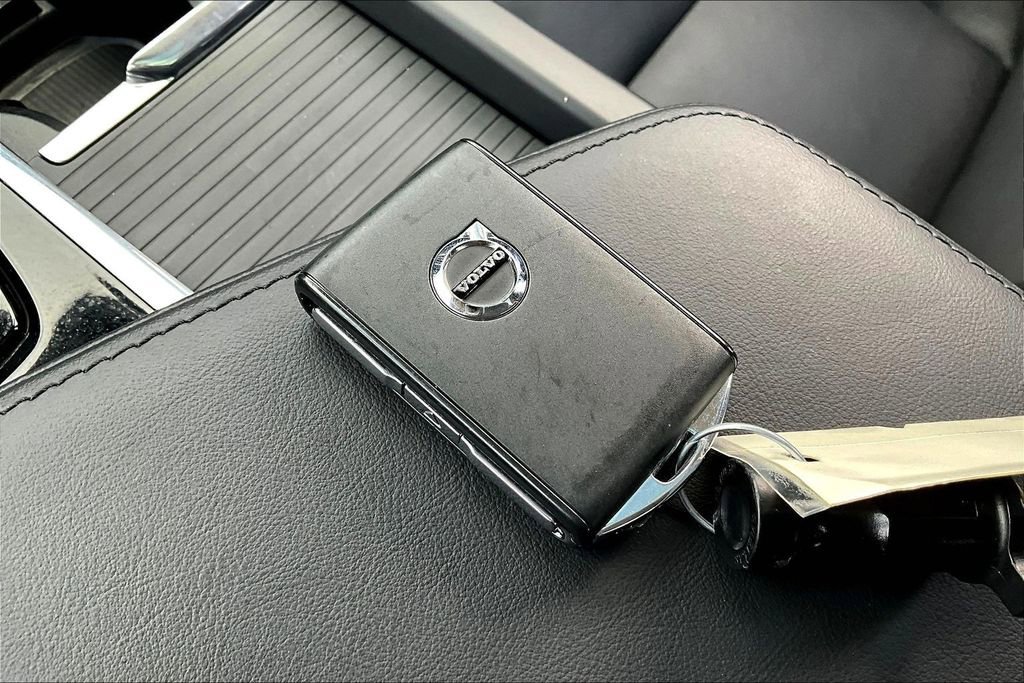 Certified 2024 Volvo XC60 T8 Core w/ Protection Package Premier image 13