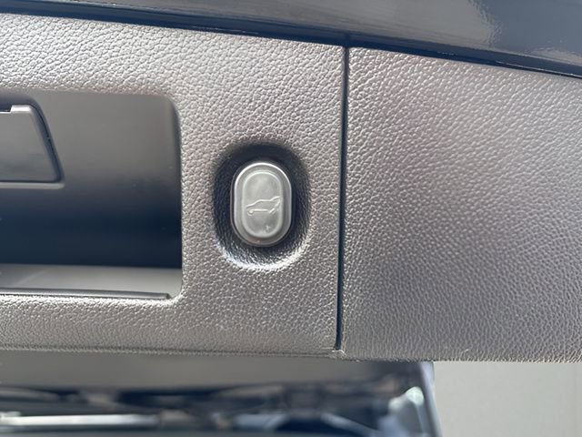 Used 2018 Chevrolet Tahoe Premier AWD/4WD image 29