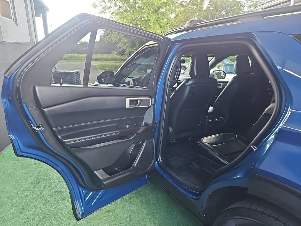 Used 2020 Ford Explorer XLT w/ Equipment Group 202A AWD/4WD image 33