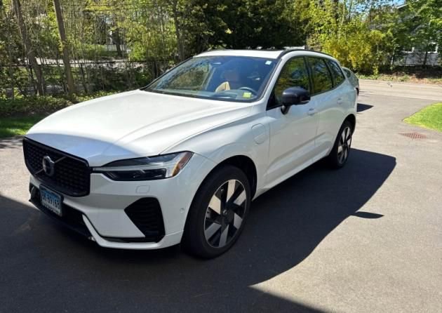 Used 2023 Volvo XC60 T8 Ultimate w/ Climate Package AWD/4WD image 2