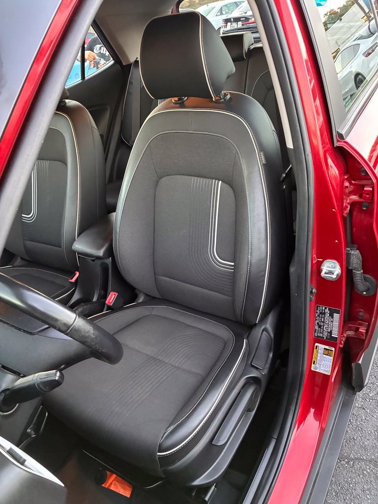 Certified 2024 Hyundai Venue Limited FWD image 17