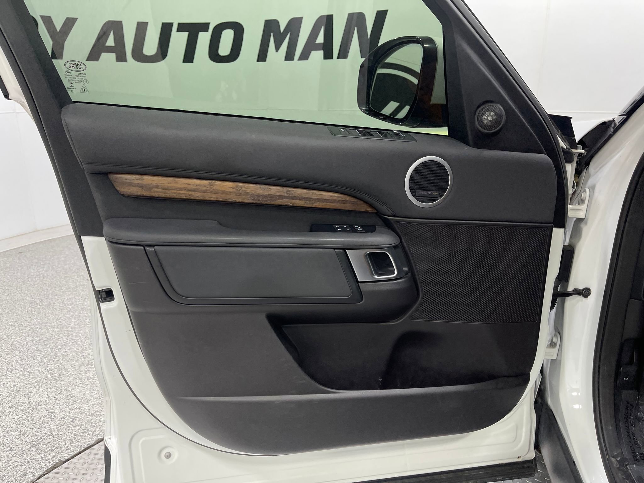 Used 2018 Land Rover Discovery HSE AWD/4WD image 13