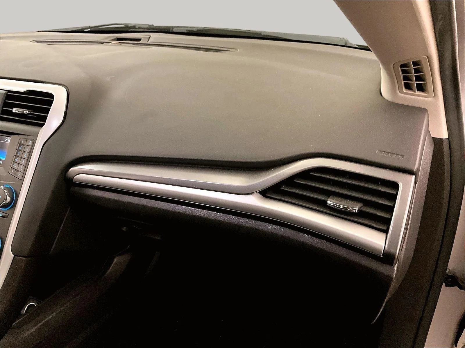 Used 2016 Ford Fusion SE FWD image 15