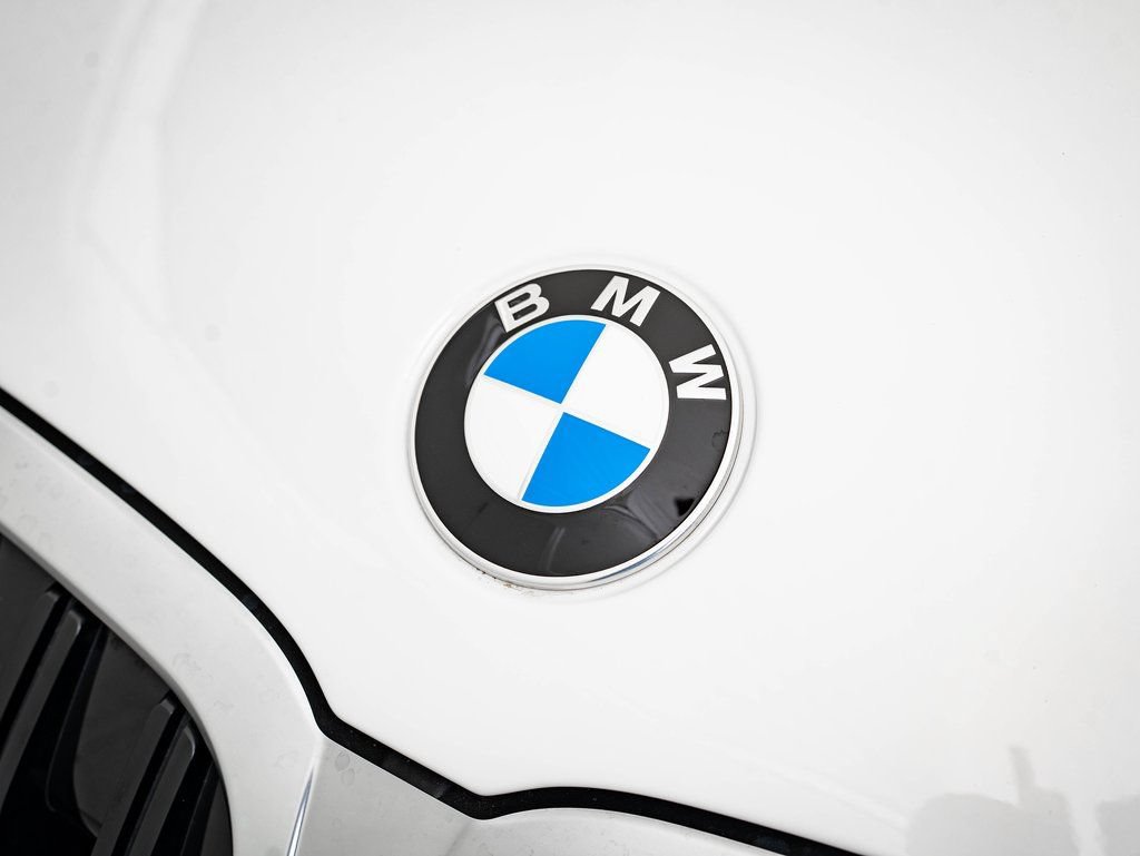 Certified 2025 BMW 330i xDrive Sedan w/ Convenience Package AWD/4WD image 3