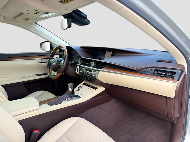 Used 2016 Lexus ES 300h w/ Luxury Package w/Wood Trim image 14