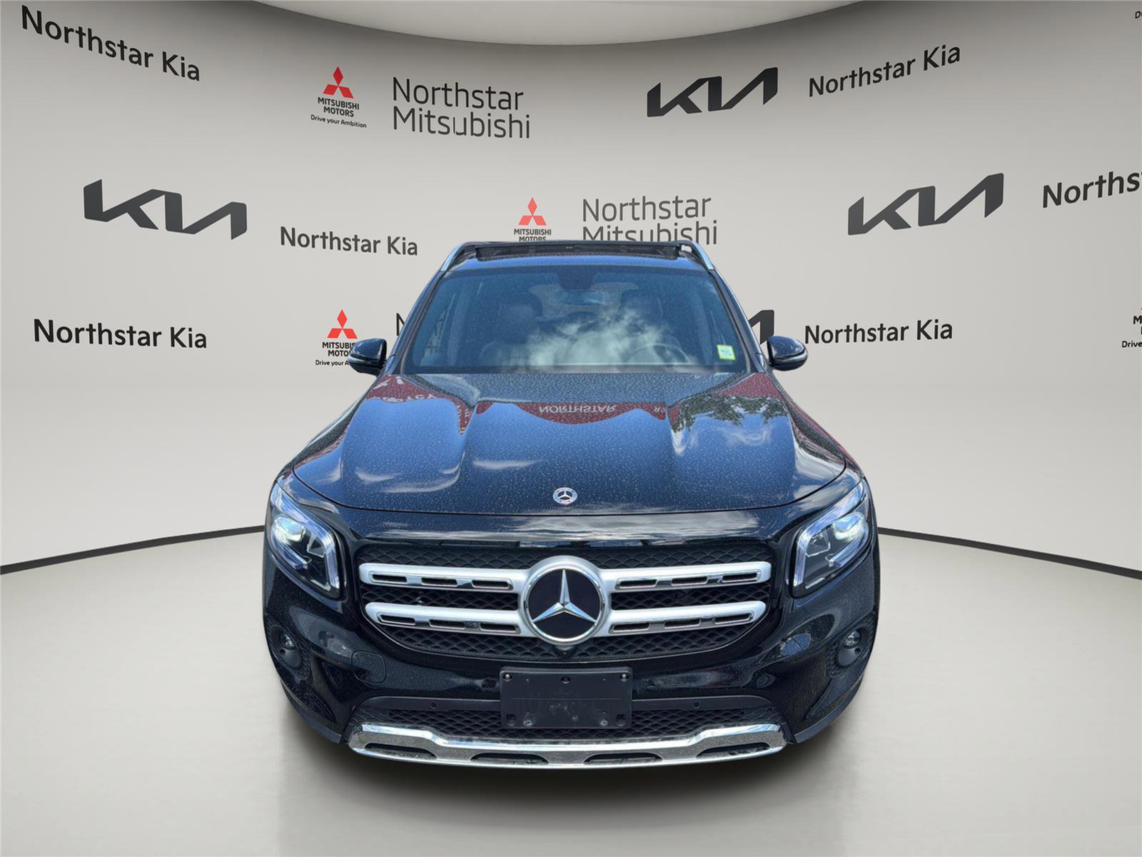 Used 2023 Mercedes-Benz GLB 250 4MATIC w/ Premium Package image 6