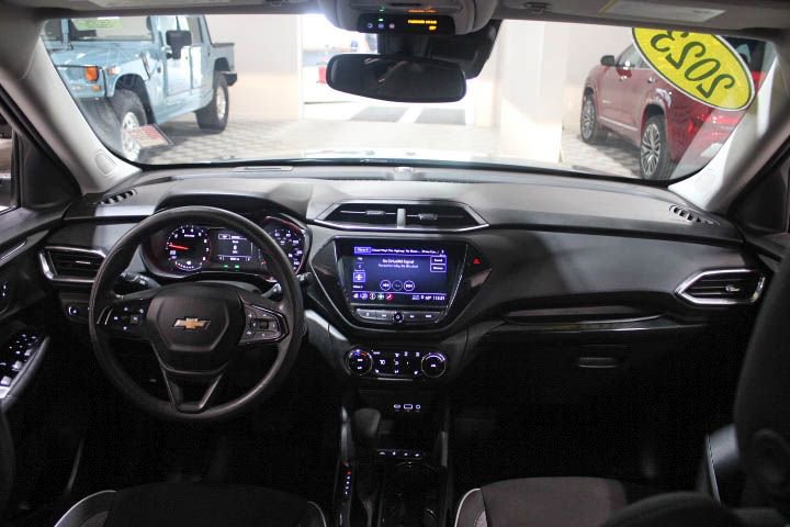 Used 2023 Chevrolet TrailBlazer LT w/ Convenience Package FWD image 2