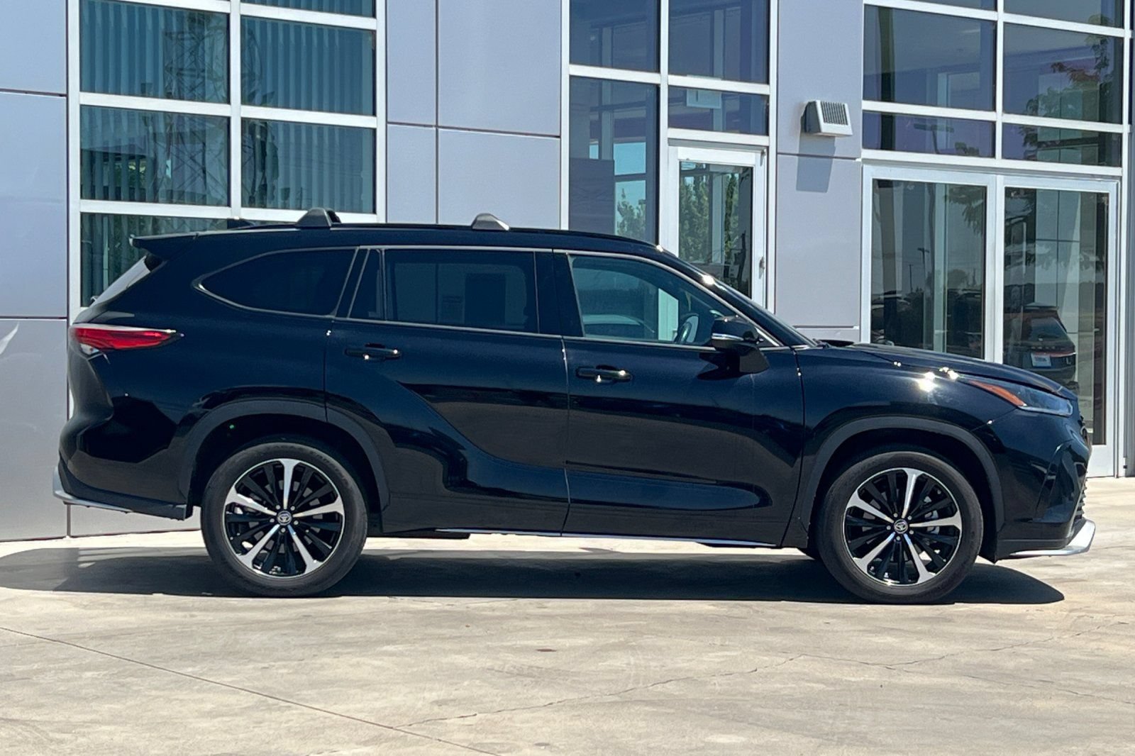 Certified 2021 Toyota Highlander XSE AWD/4WD image 3
