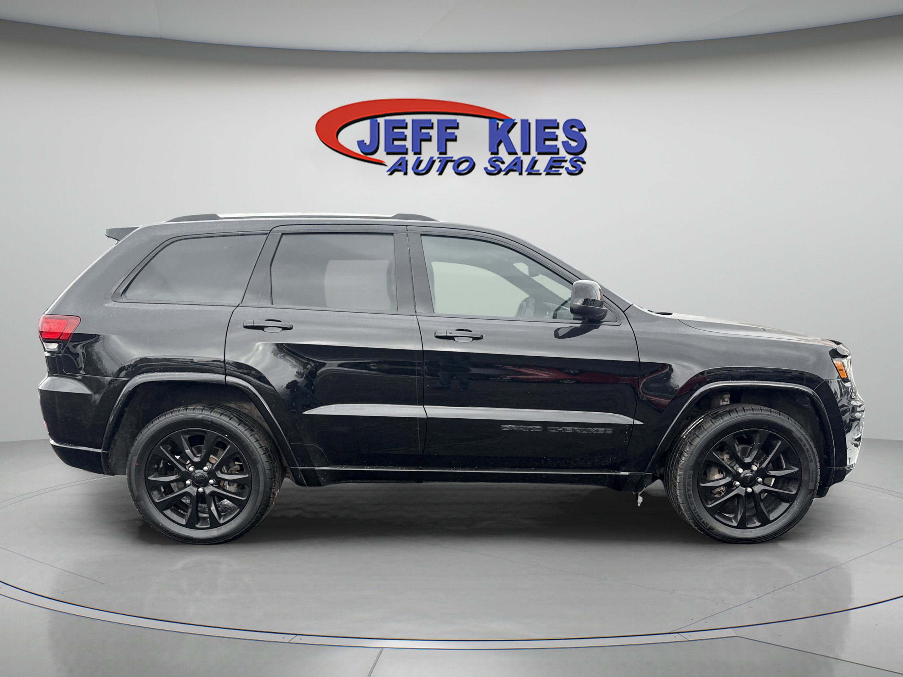 Used 2020 Jeep Grand Cherokee Altitude image 4