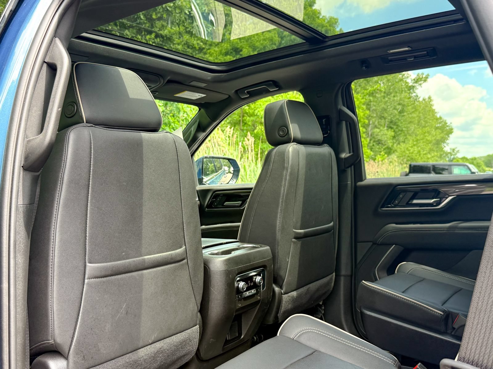 Used 2025 GMC Yukon Elevation w/ LPO, Elevation Black Package AWD/4WD image 20