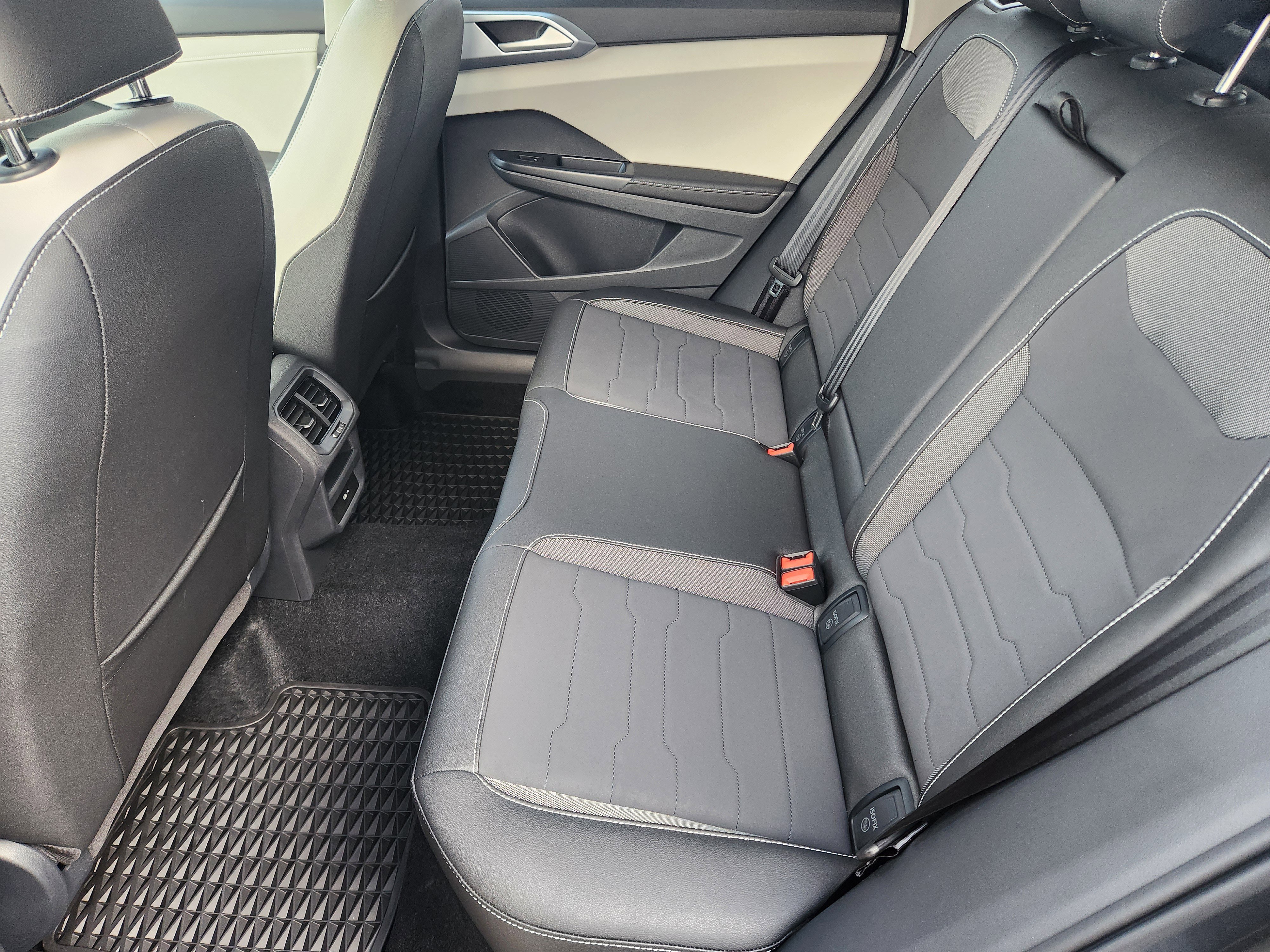 Used 2025 Volkswagen Taos SE image 19