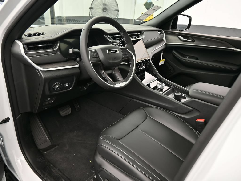 Used 2025 Jeep Grand Cherokee L Limited RWD image 10