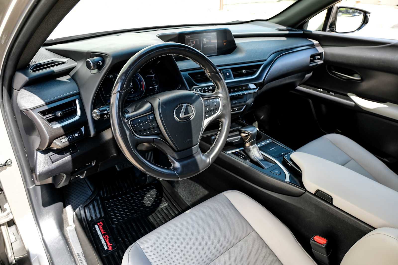 Used 2019 Lexus UX 200 image 3