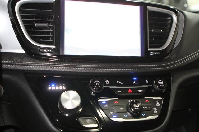Used 2021 Chrysler Pacifica Touring-L w/ Uconnect Theater Family Group FWD image 20