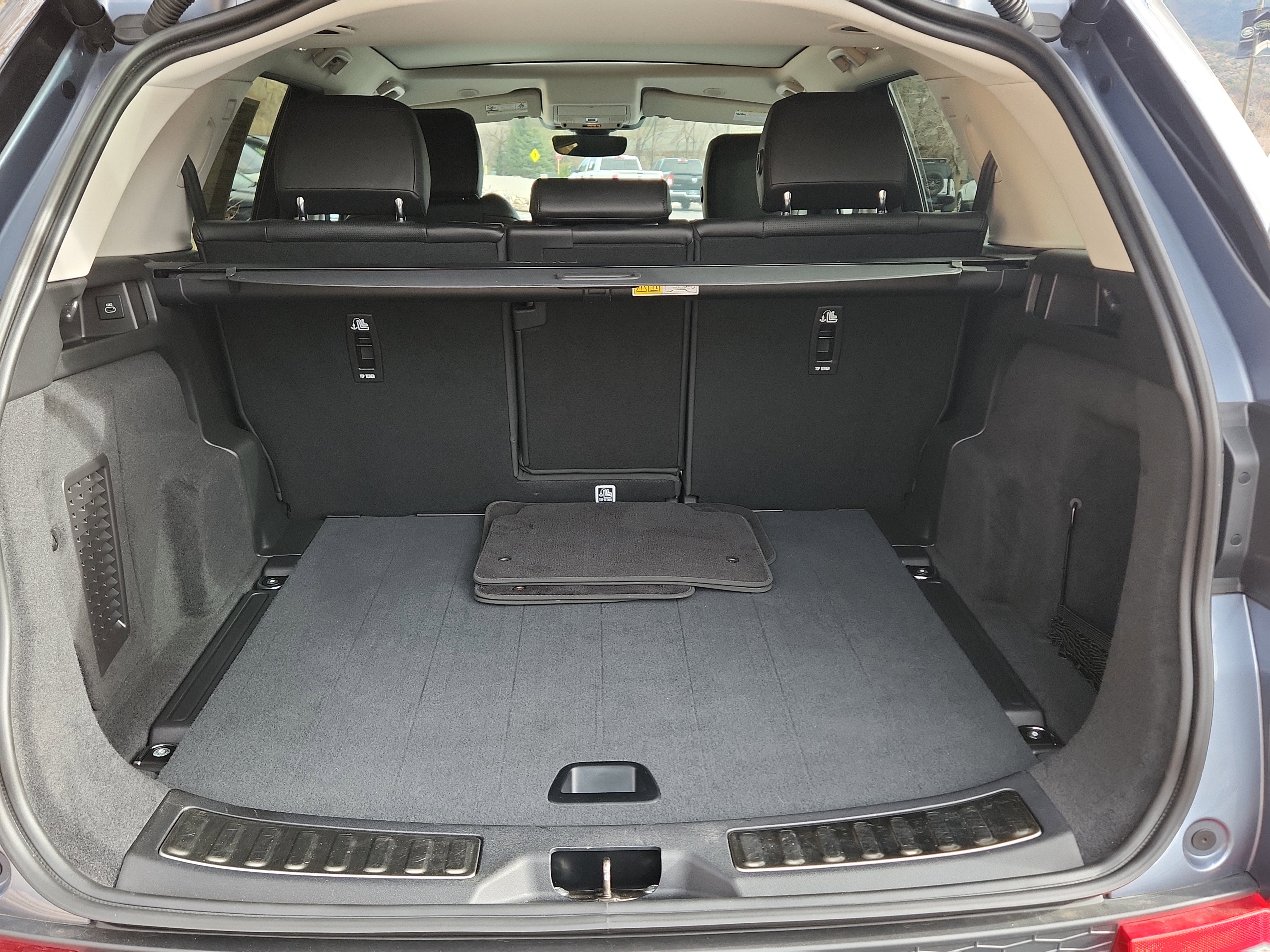 Used 2023 Land Rover Discovery Sport SE image 16