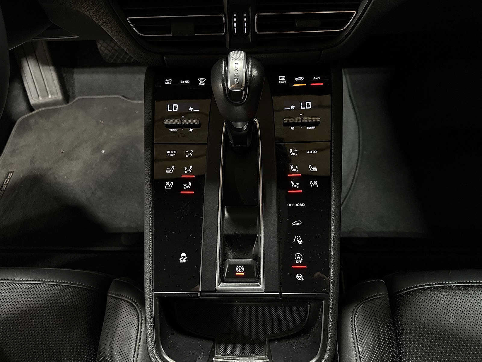 Used 2023 Porsche Macan Turbo AWD/4WD image 32