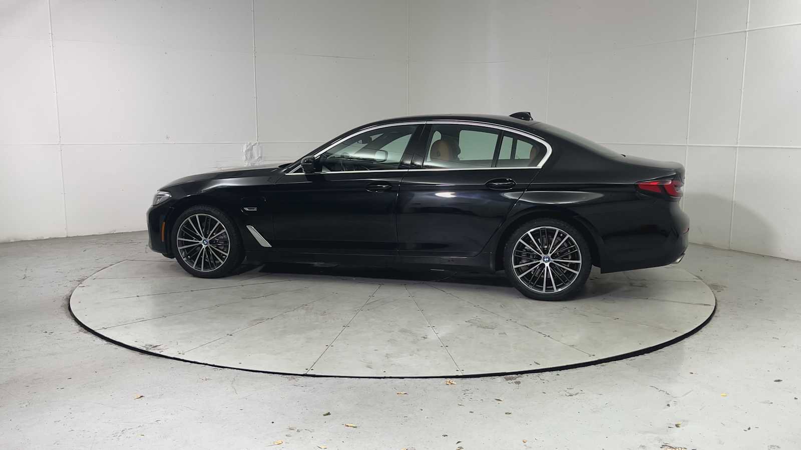 Used 2023 BMW 530e xDrive w/ Convenience Package AWD/4WD image 4