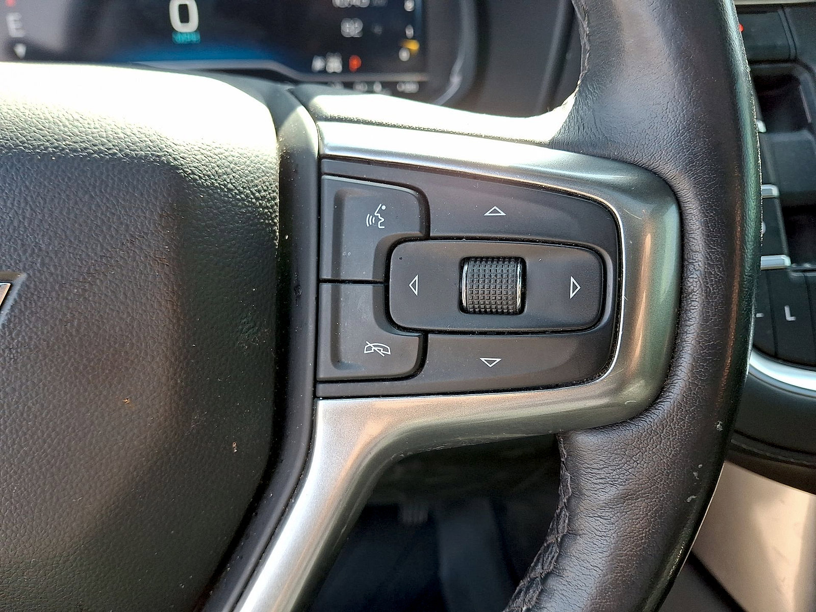 Used 2022 Chevrolet Suburban Z71 w/ Luxury Package AWD/4WD image 18