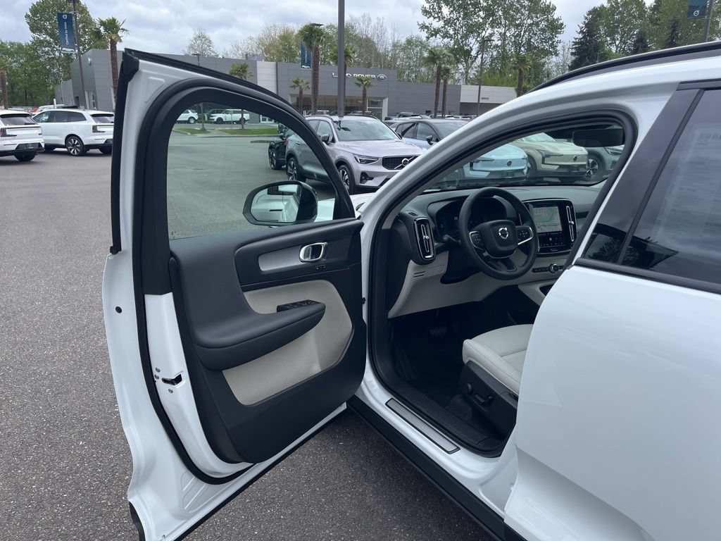 New 2026 Volvo XC40 B5 Plus w/ Protection Package Premier AWD/4WD image 10