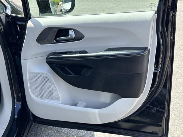 Used 2022 Chrysler Pacifica Touring-L image 8