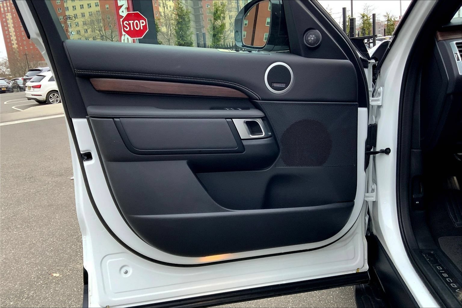 Certified 2025 Land Rover Discovery Dynamic SE AWD/4WD image 21
