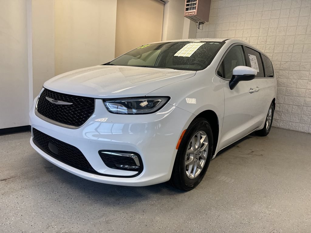 Used 2023 Chrysler Pacifica Touring-L FWD image 40