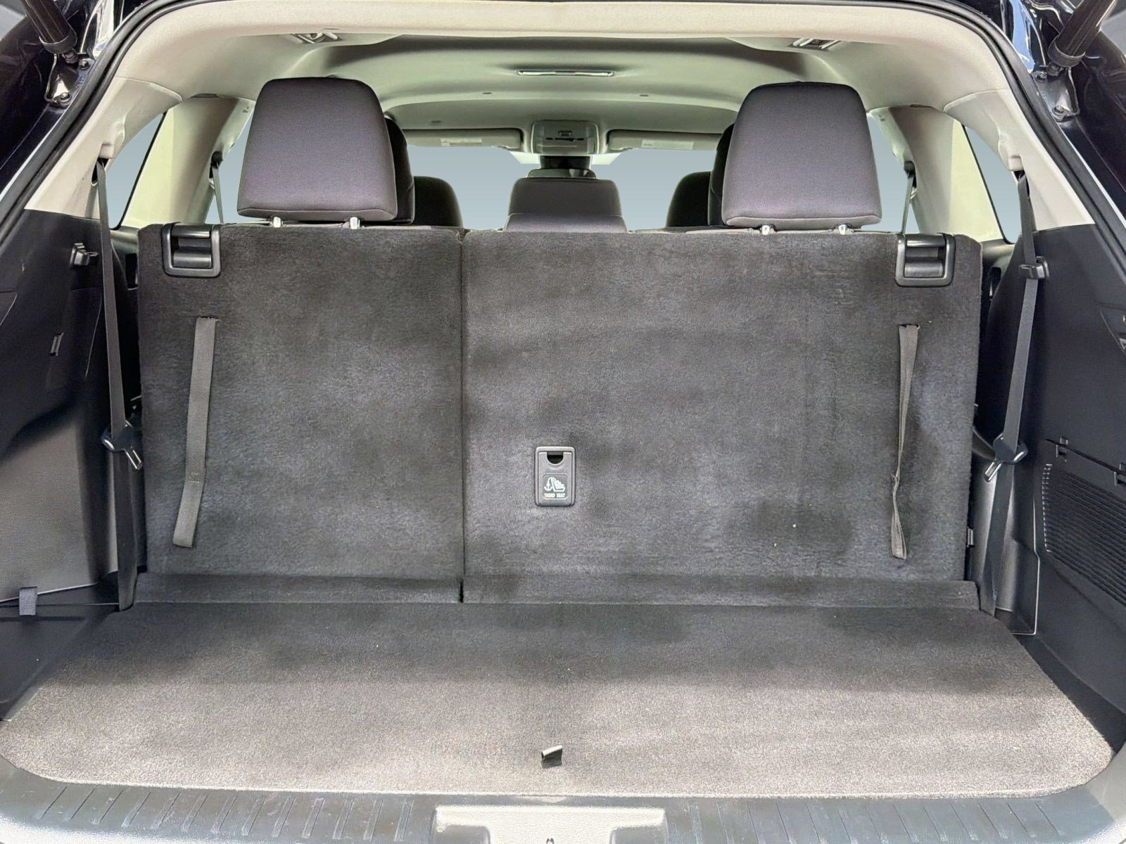 Used 2022 Toyota Highlander LE FWD image 25
