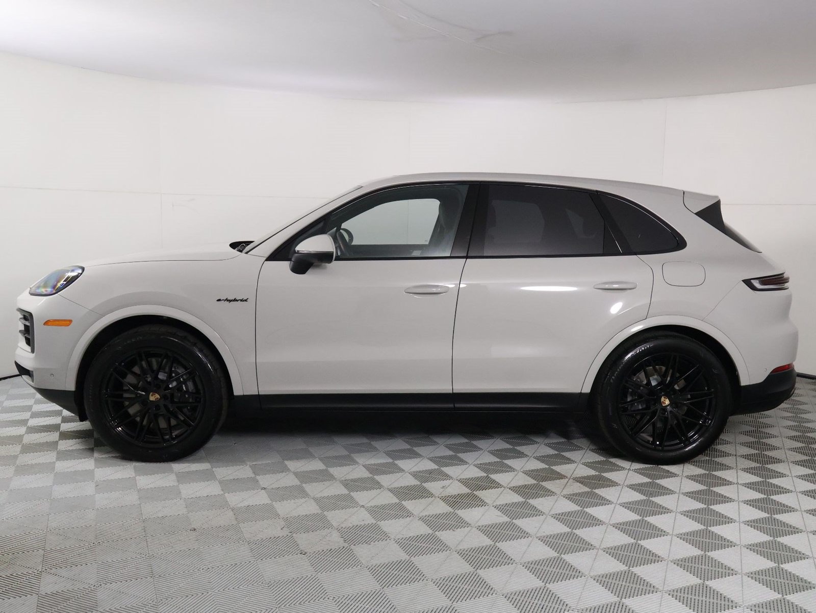 Certified 2026 Porsche Cayenne E-Hybrid AWD/4WD image 2