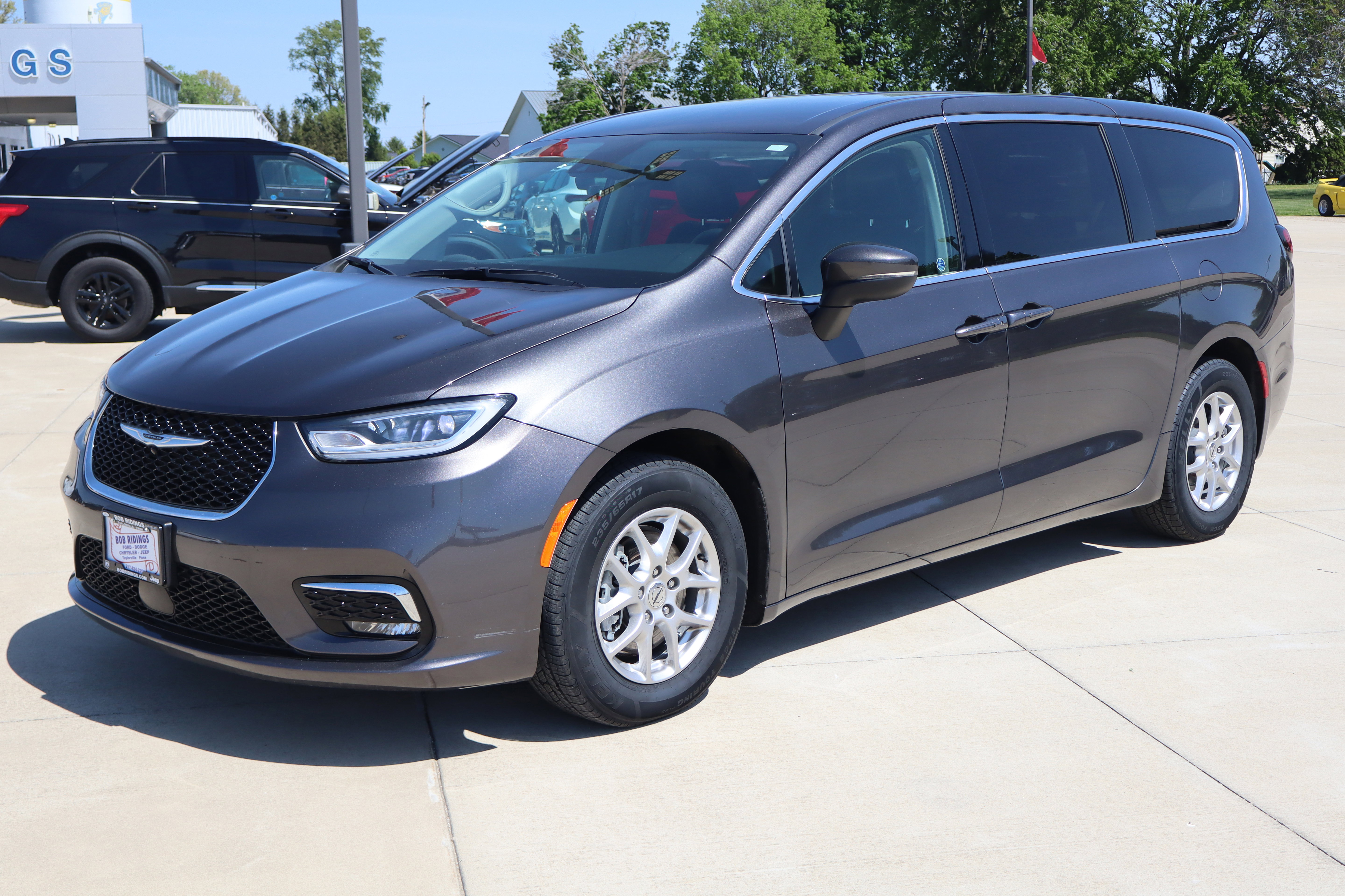 Used 2023 Chrysler Pacifica Touring-L FWD image 2