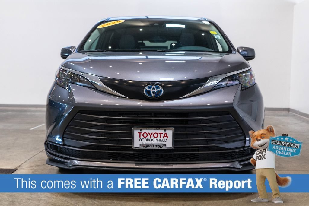 Used 2025 Toyota Sienna LE FWD image 2