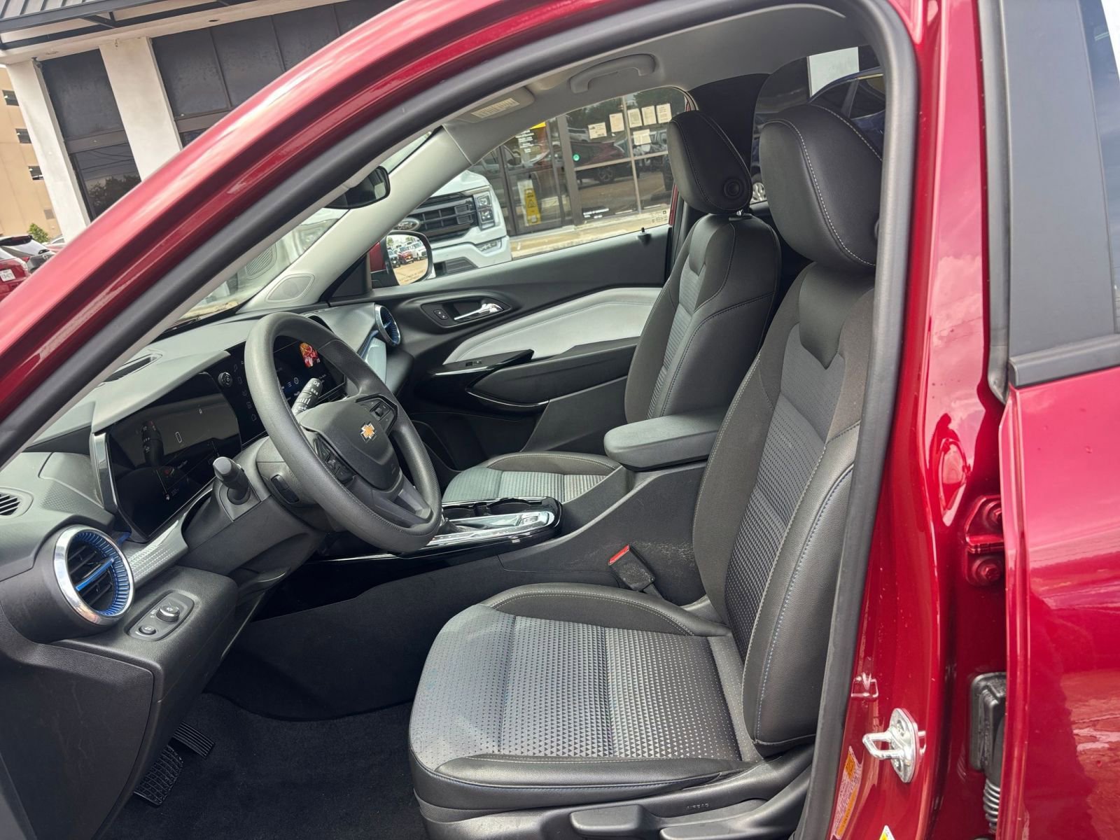 Used 2025 Chevrolet Trax LT FWD image 25
