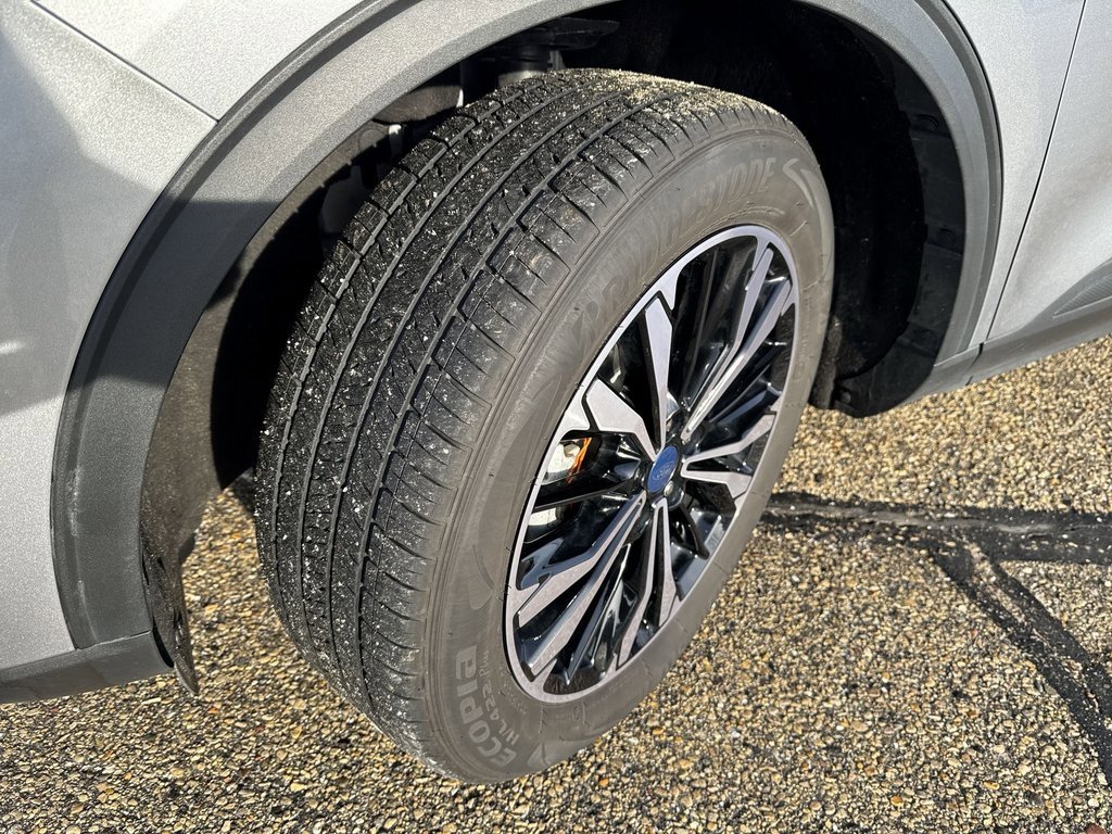 Used 2022 Ford Escape SE w/ SE Sport Appearance Package image 2