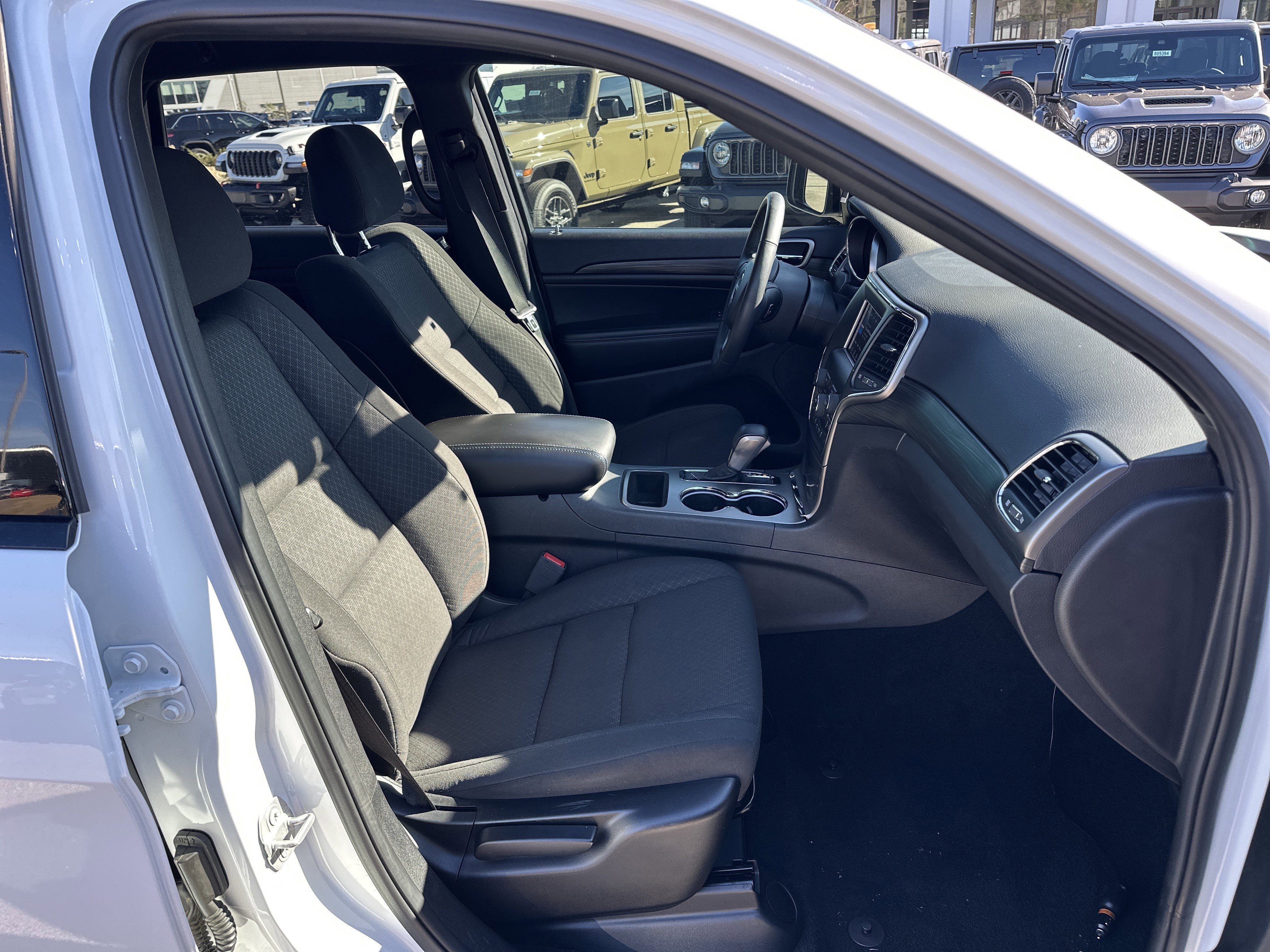 Used 2019 Jeep Grand Cherokee Laredo image 14