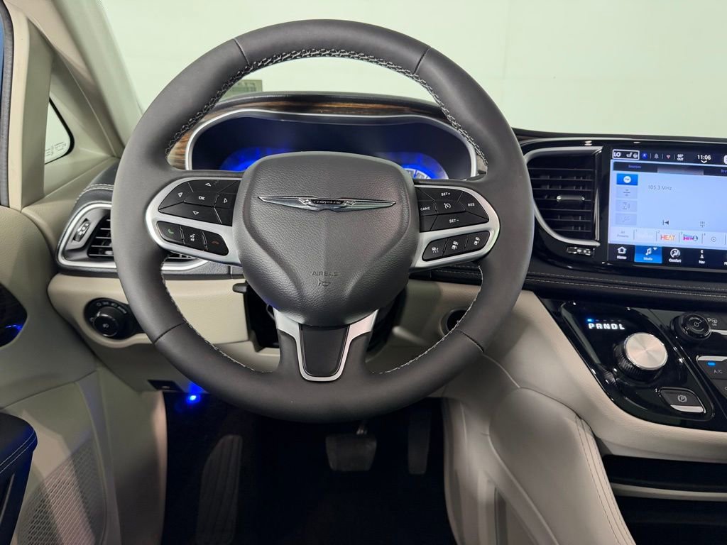Used 2024 Chrysler Pacifica Limited image 13