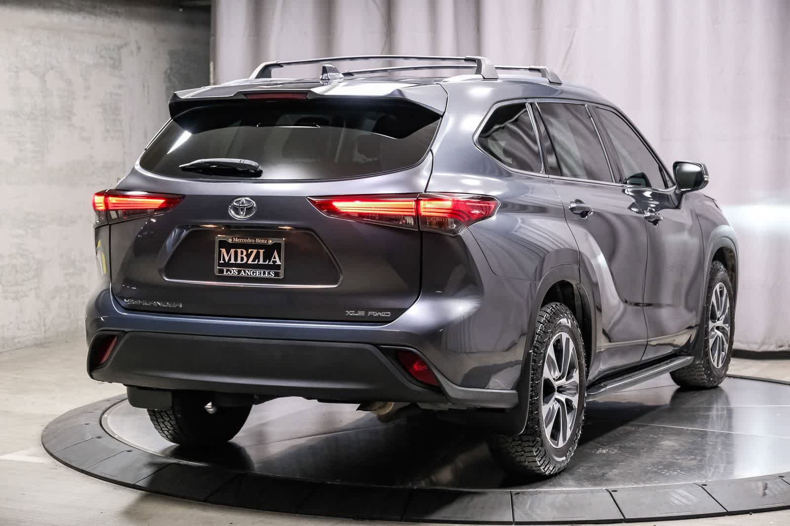 Used 2020 Toyota Highlander XLE AWD/4WD image 4