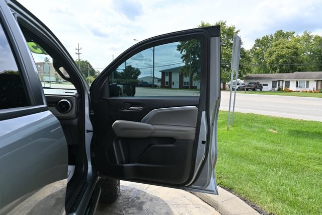 Used 2025 Chevrolet Colorado ZR2 w/ Technology Package AWD/4WD image 18